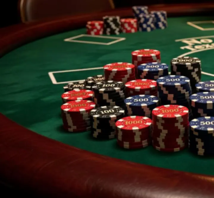 Profesjonalny stół pokerowy z żetonami i kartami do gry